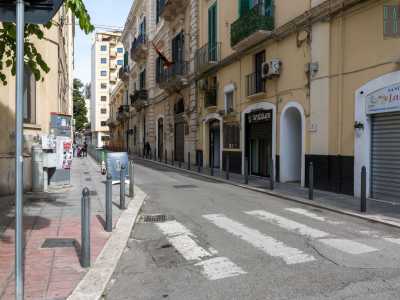 Ci spostiamo ora nel secondo locale dedicato al narghil�: il "Babylon". Si trova in via Villari, in una zona di Bari stretta tra i quartieri San Nicola, Murat e Libert�